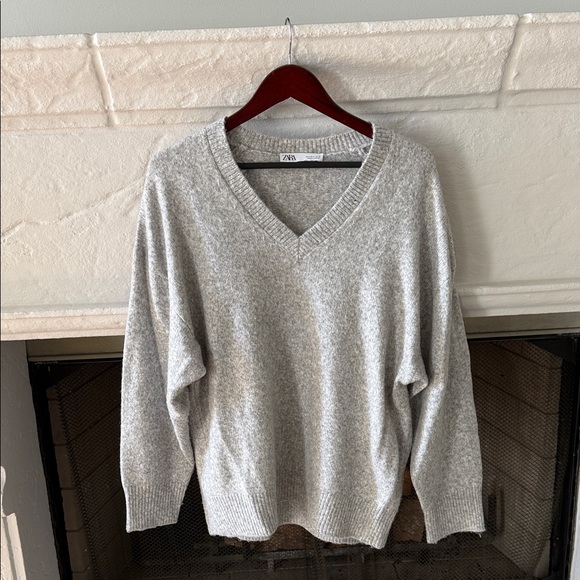 Zara Oversized Gray V-Neck Women's Sweater - Picture 1 of 5